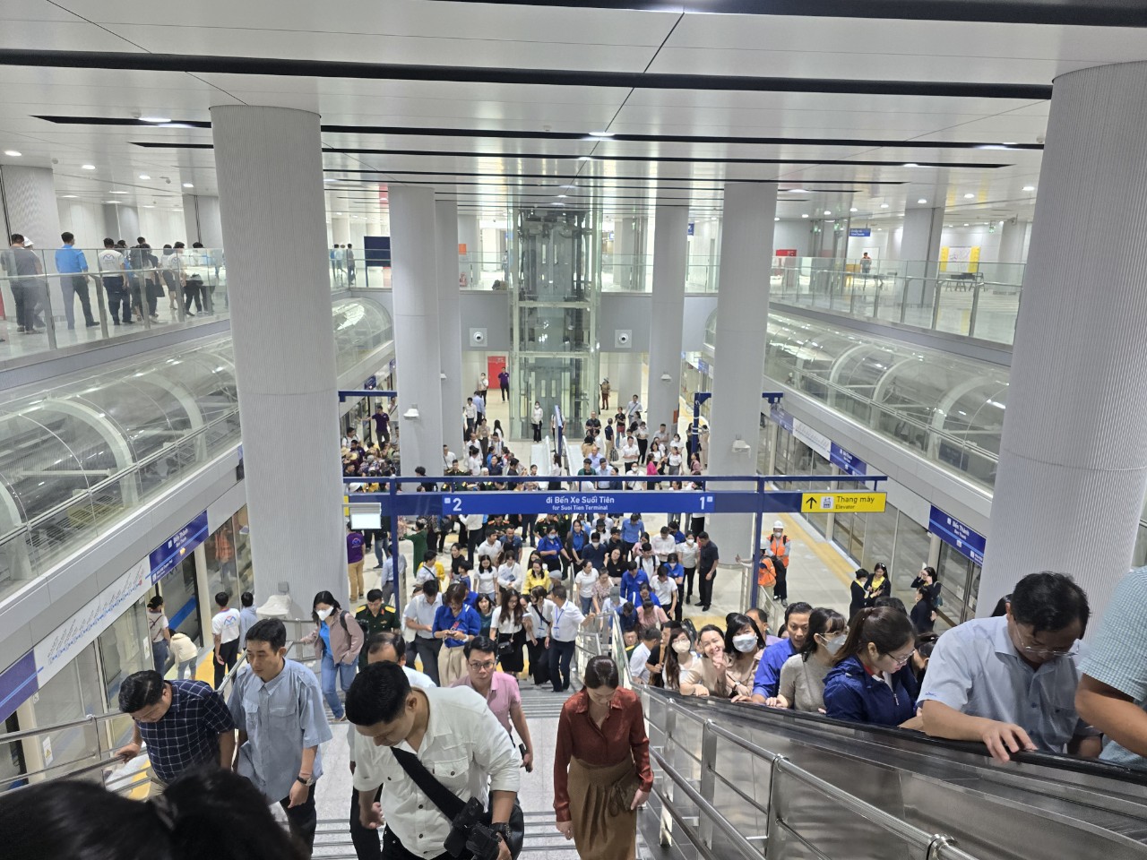 Tàu metro số 1 chạy thử nghiệm nhân dịp kỷ niệm 49 năm Ngày giải phóng Miền Nam- Ảnh 1.