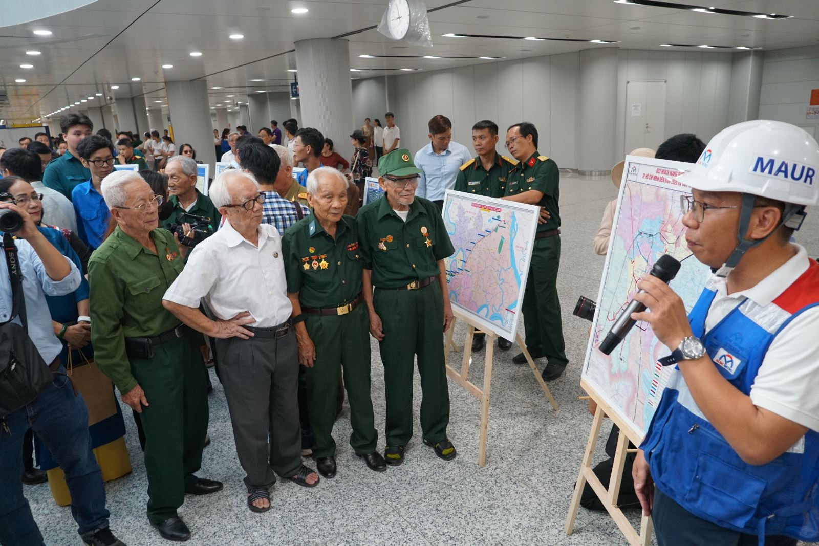 Tàu metro số 1 chạy thử nghiệm nhân dịp kỷ niệm 49 năm Ngày giải phóng Miền Nam- Ảnh 2.