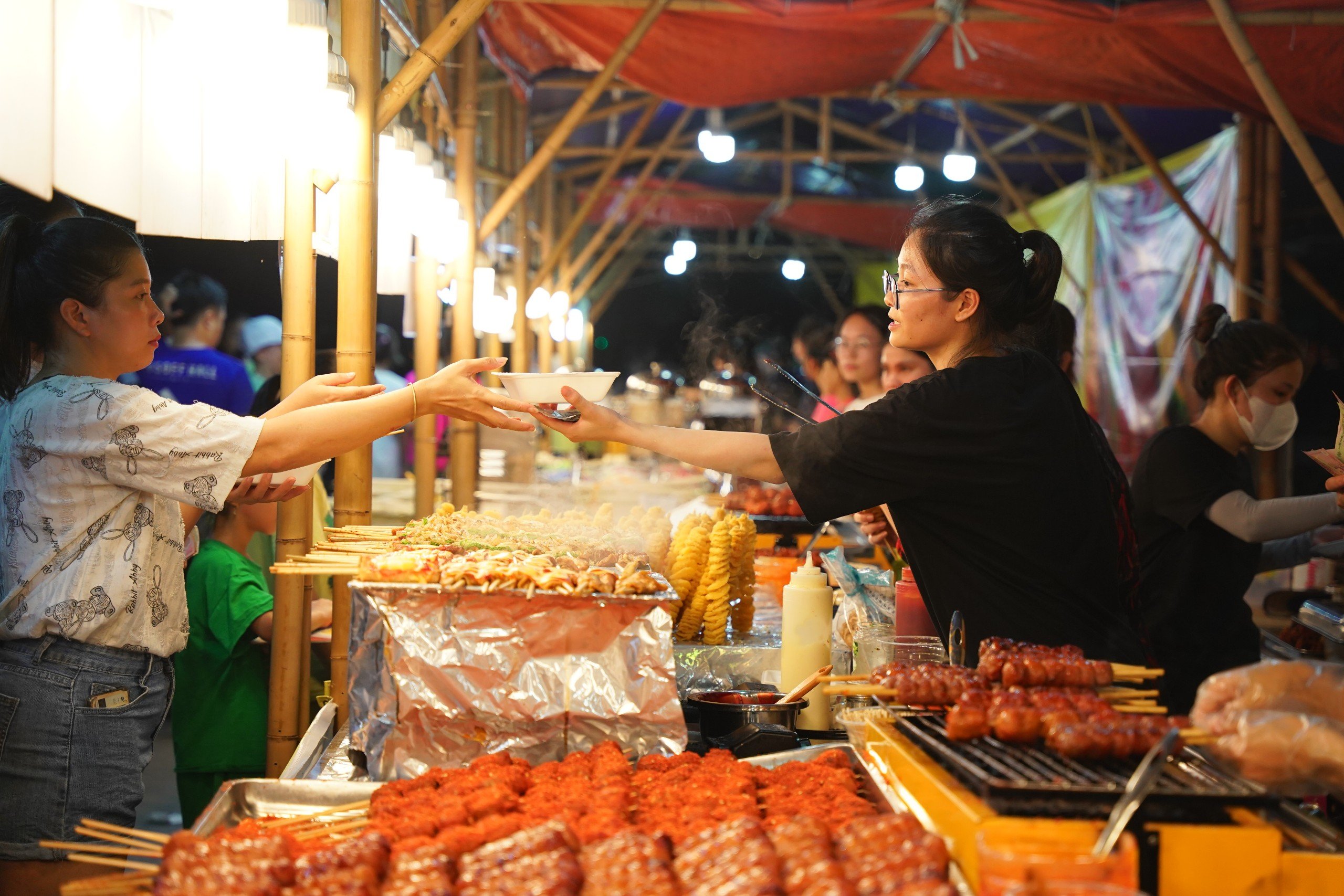 Hàng nghìn người trải nghiệm ẩm thực ba miền ngày đầu nghỉ lễ- Ảnh 6.