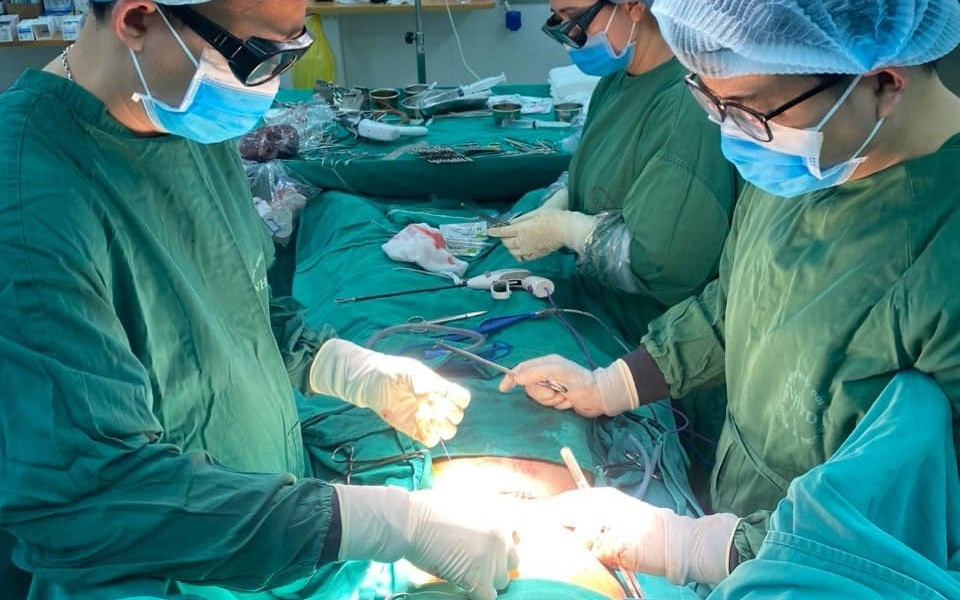 Lập câu lạc bộ máu hiếm để sẵn sàng đi cứu người, kể cả trong đêm- Ảnh 5. Bệnh nhân có nhóm máu hiếm với 4 loại kháng thể bất thường đang cần truyền máu