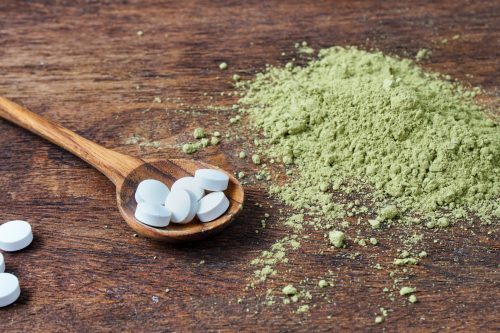 L-theanine, một loại thuốc axit amin làm từ bột matcha.