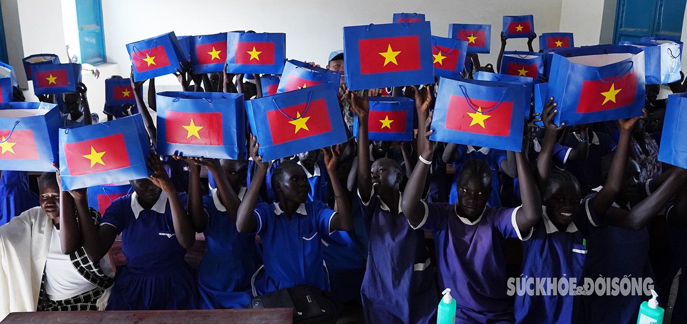 Bác sĩ mũ nồi xanh Việt Nam tổ chức nhiều hoạt động ý nghĩa cho nữ sinh tại Nam Sudan- Ảnh 2.