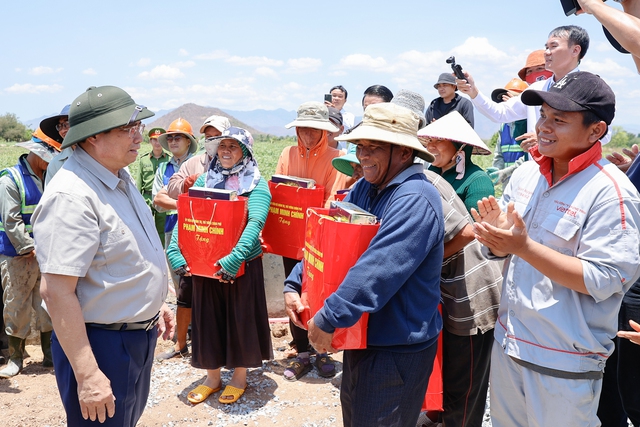 Thủ tướng thăm, động viên người dân bị ảnh hưởng nơi gặp khô hạn nhất nước- Ảnh 2.