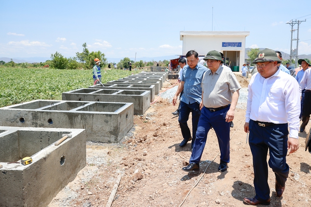 Thủ tướng thăm, động viên người dân bị ảnh hưởng nơi gặp khô hạn nhất nước- Ảnh 1.