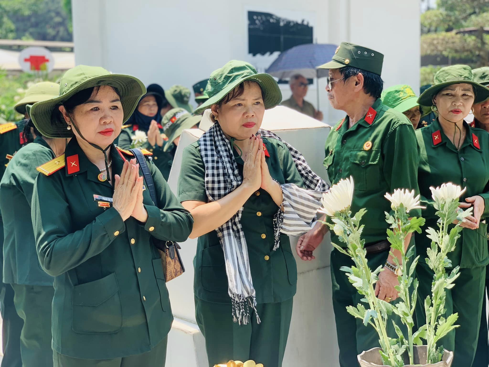 Trời nắng gay gắt nhưng hàng nghìn du khách vẫn về Ngã ba Đồng Lộc tri ân các anh hùng liệt sỹ
- Ảnh 4.