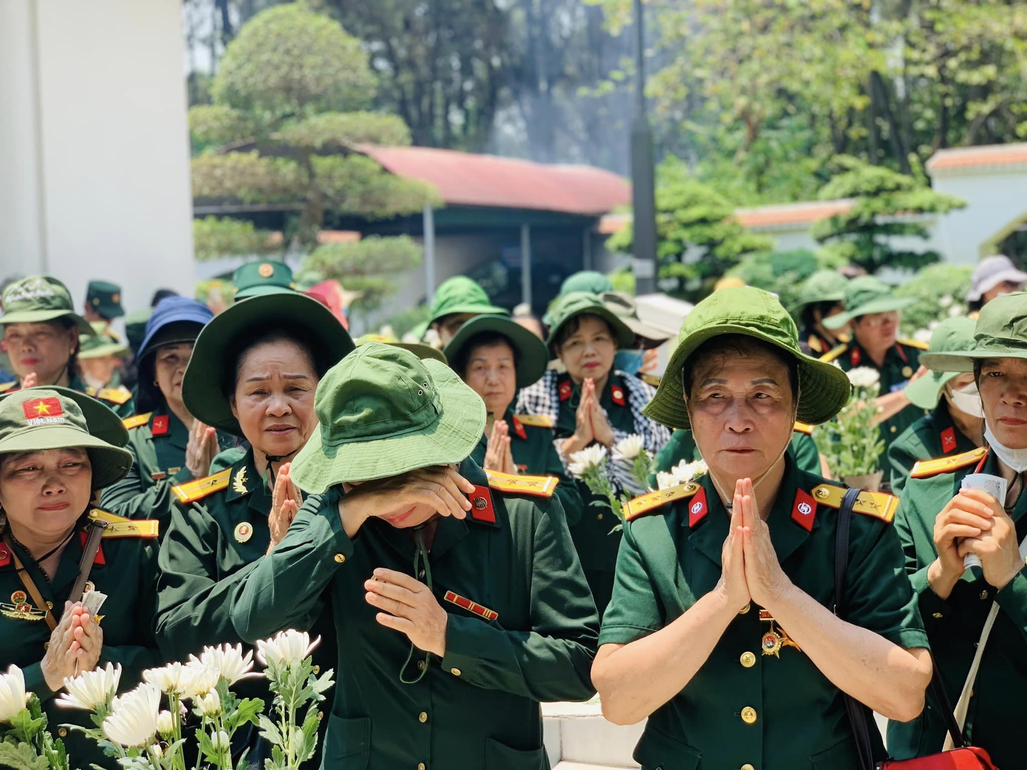 Trời nắng gay gắt nhưng hàng nghìn du khách vẫn về Ngã ba Đồng Lộc tri ân các anh hùng liệt sỹ
- Ảnh 5.