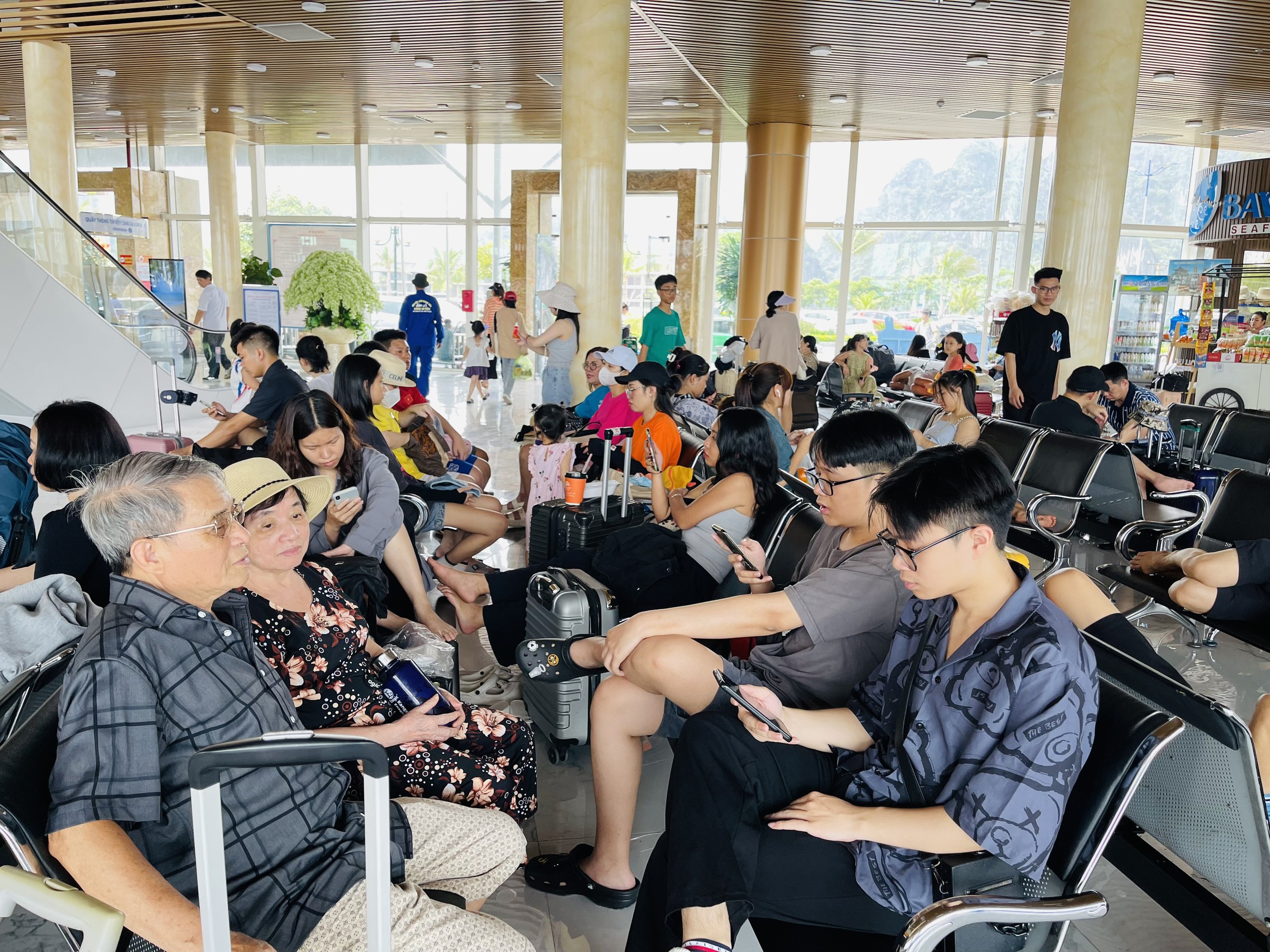 Thực hư vụ nhiều du khách mắc kẹt trên tàu ra đảo Quan Lạn, Quảng Ninh- Ảnh 2.
