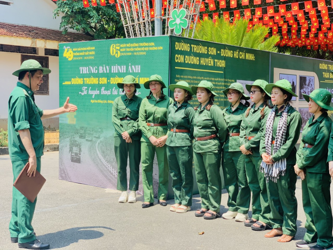 Trời nắng gay gắt nhưng hàng nghìn du khách vẫn về Ngã ba Đồng Lộc tri ân các anh hùng liệt sỹ
- Ảnh 9.