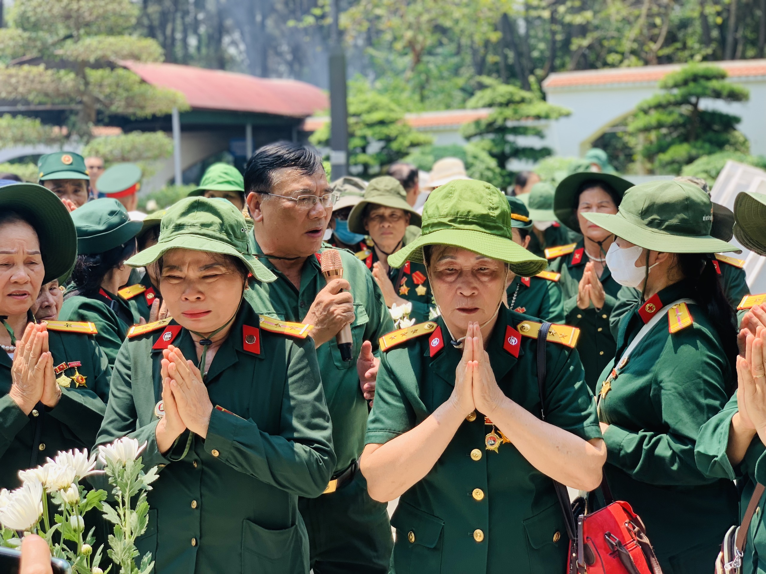 Trời nắng gay gắt nhưng hàng nghìn du khách vẫn về Ngã ba Đồng Lộc tri ân các anh hùng liệt sỹ
- Ảnh 6.