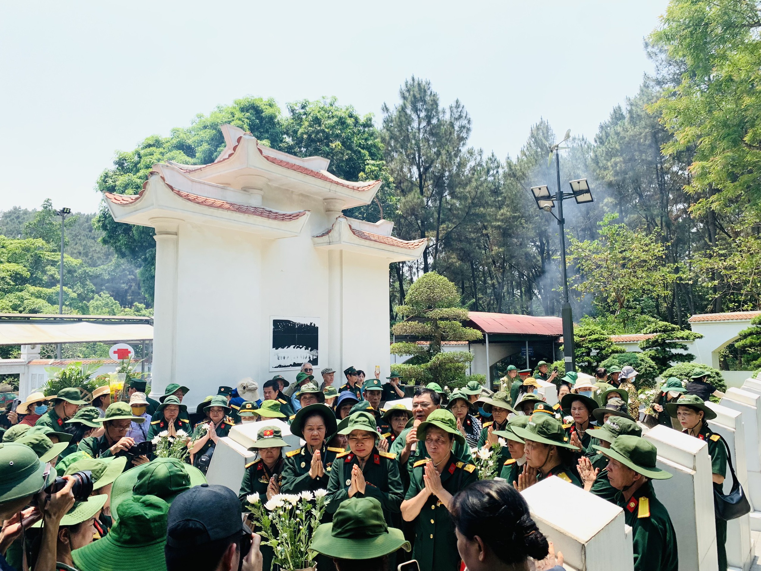 Trời nắng gay gắt nhưng hàng nghìn du khách vẫn về Ngã ba Đồng Lộc tri ân các anh hùng liệt sỹ
- Ảnh 8.