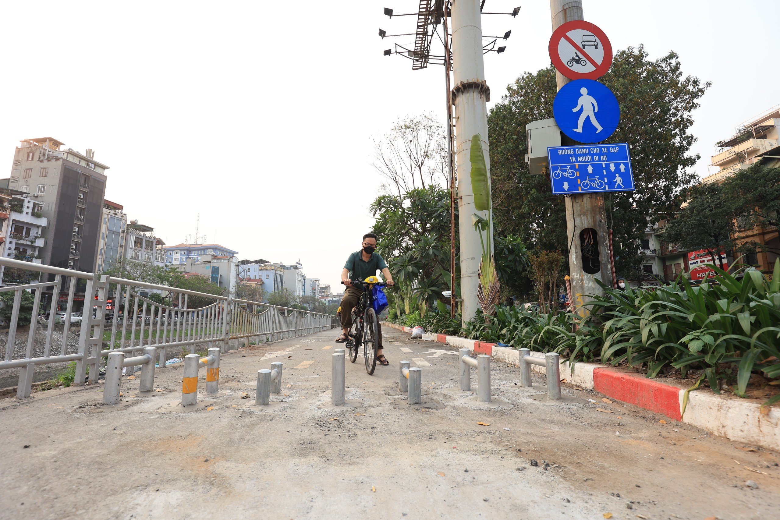 Lắp mới rào chắn trên đường dành cho xe đạp liệu có ngăn được xe máy?- Ảnh 10.