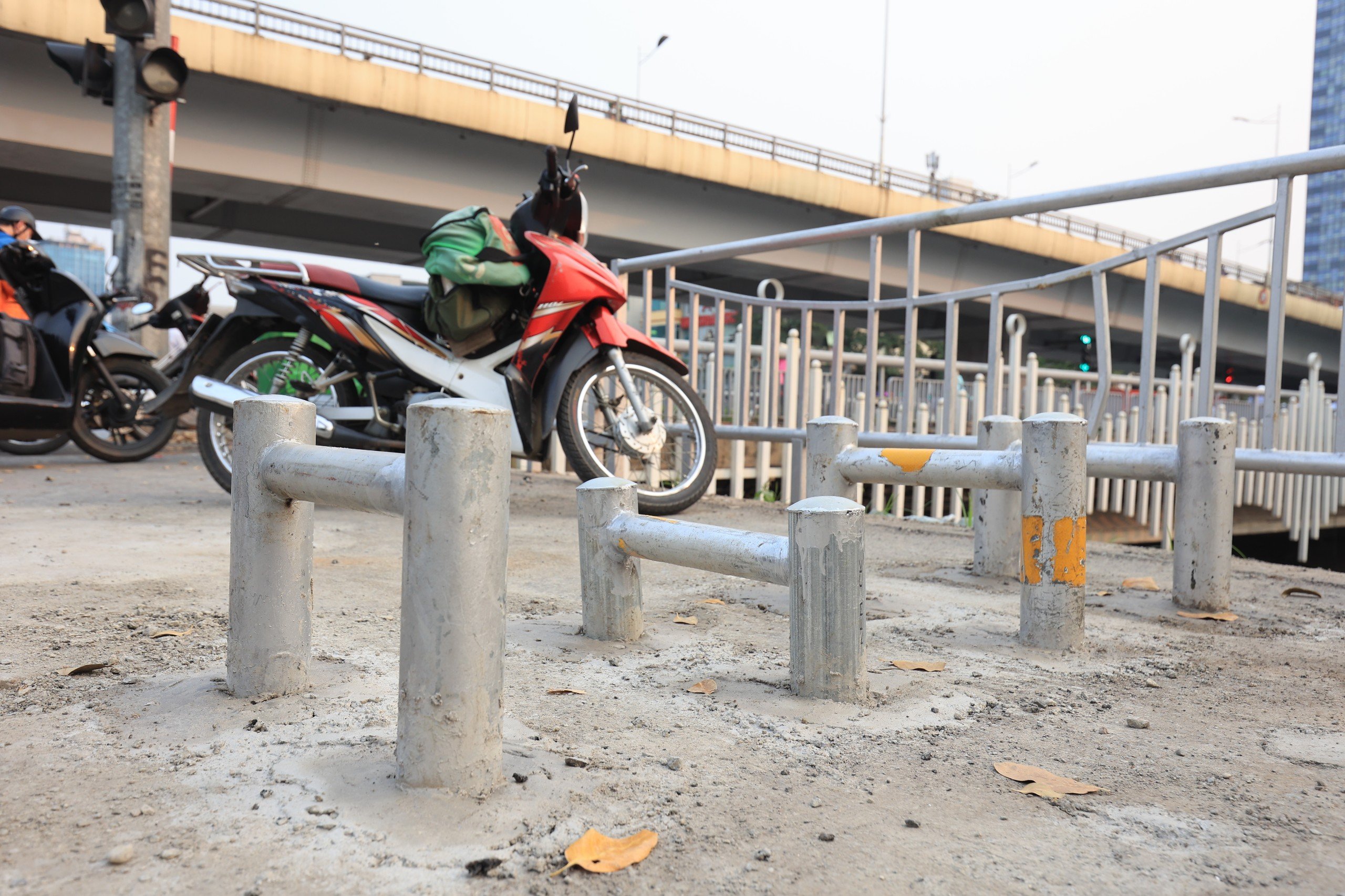 Lắp mới rào chắn trên đường dành cho xe đạp liệu có ngăn được xe máy?- Ảnh 7.