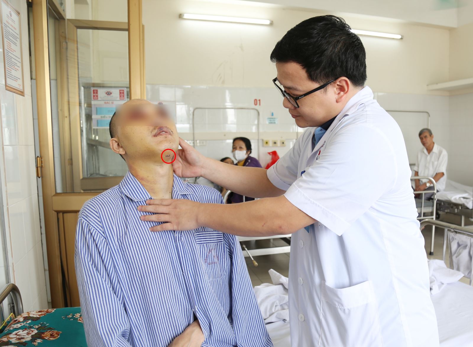 Lần đầu tiên đặt ống nội khí quản đường dưới cằm cho bệnh nhân chấn thương hàm mặt- Ảnh 2.