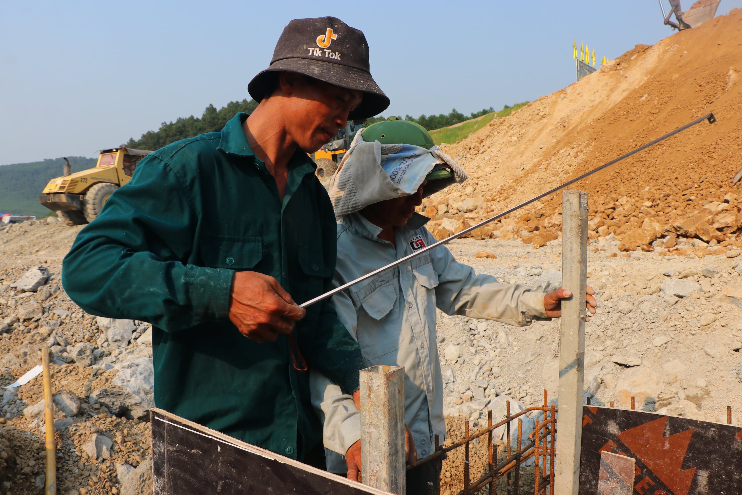 Công nhân 'phơi mình' trên công trường cao tốc Bắc - Nam dưới nắng nóng 40 độ C- Ảnh 6.