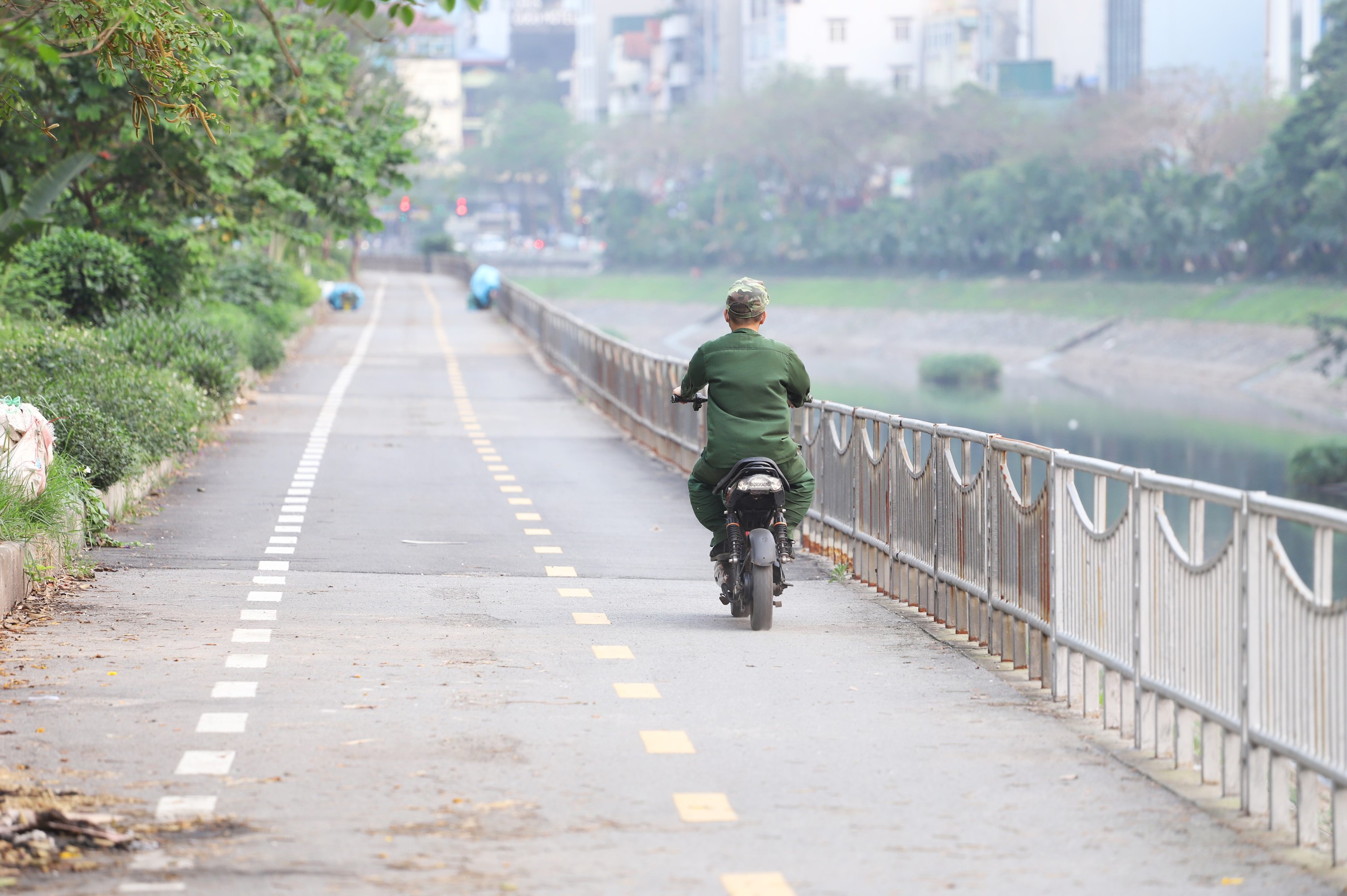 Lắp mới rào chắn trên đường dành cho xe đạp liệu có ngăn được xe máy?- Ảnh 12.
