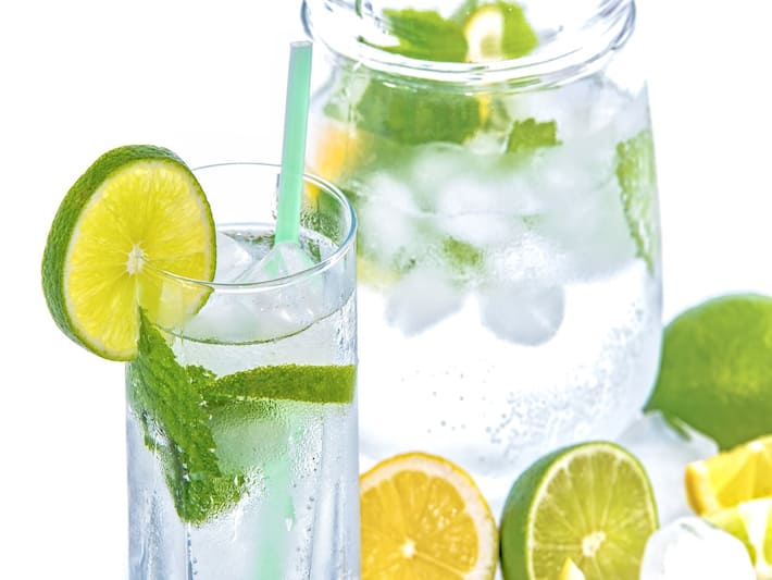 5 lợi ích của uống nước chanh ngày hè- Ảnh 2.
