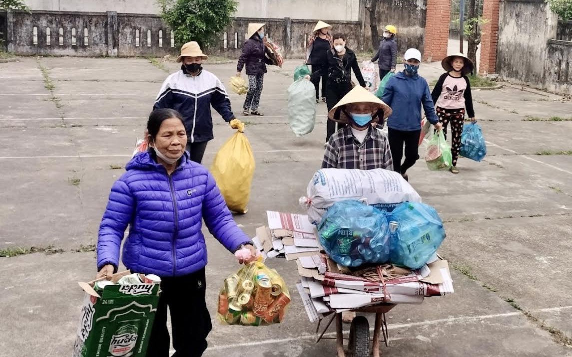 Biến rác thải thành những tấm thẻ bảo hiểm y tế cho người nghèo