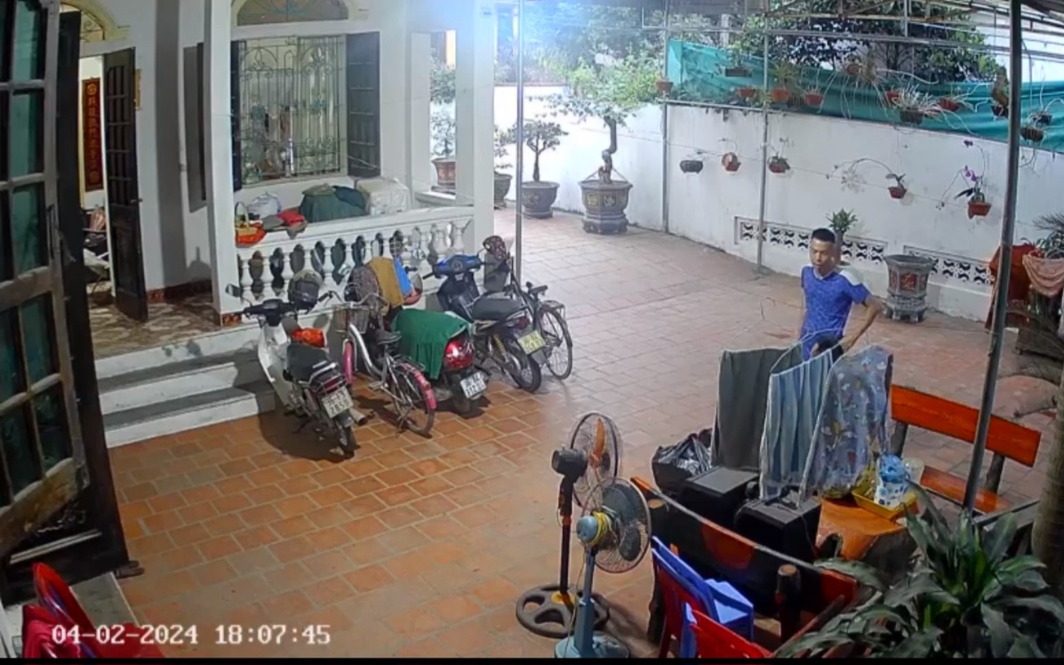 Video phạm nhân trốn trại vào nhà dân ở Thanh Hóa