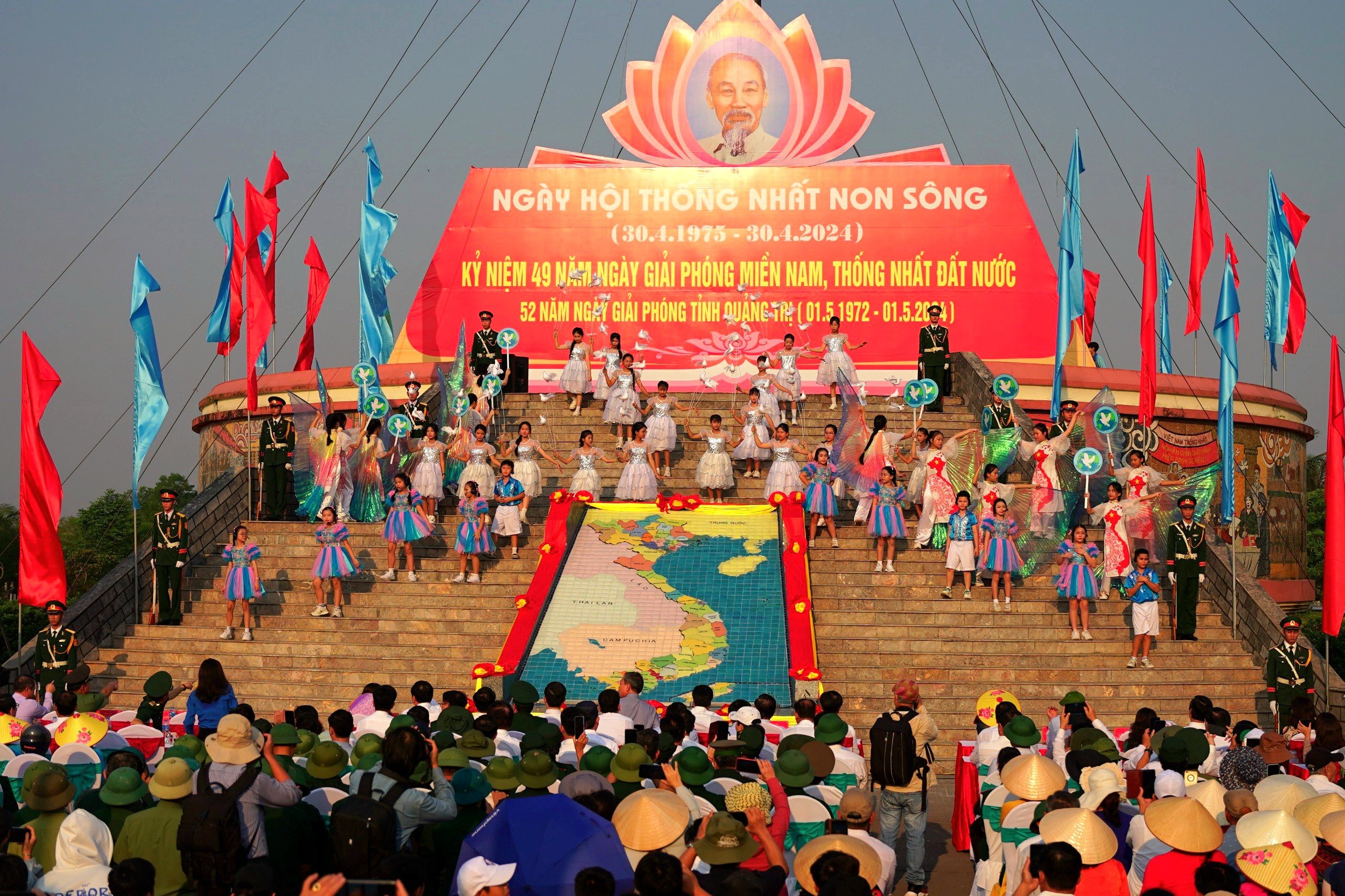 Trang trọng Lễ Thượng cờ 'Thống nhất non sông' tại đôi bờ Hiền Lương - Bến Hải- Ảnh 3.