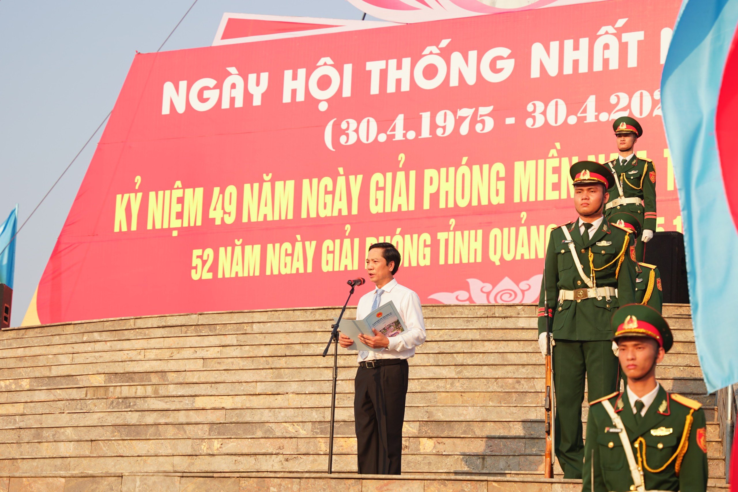 Trang trọng Lễ Thượng cờ 'Thống nhất non sông' tại đôi bờ Hiền Lương - Bến Hải- Ảnh 1.