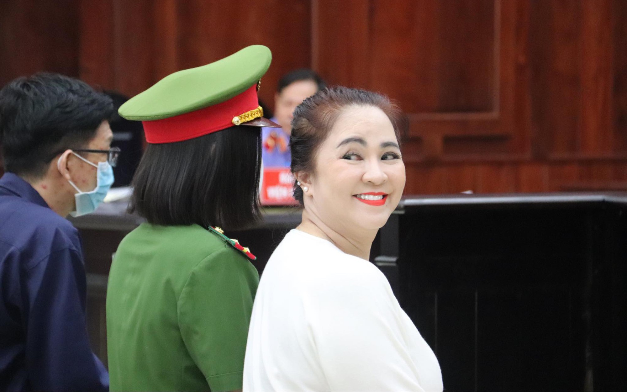 Nguyễn Phương Hằng được áp giải đến phiên tòa phúc thẩm