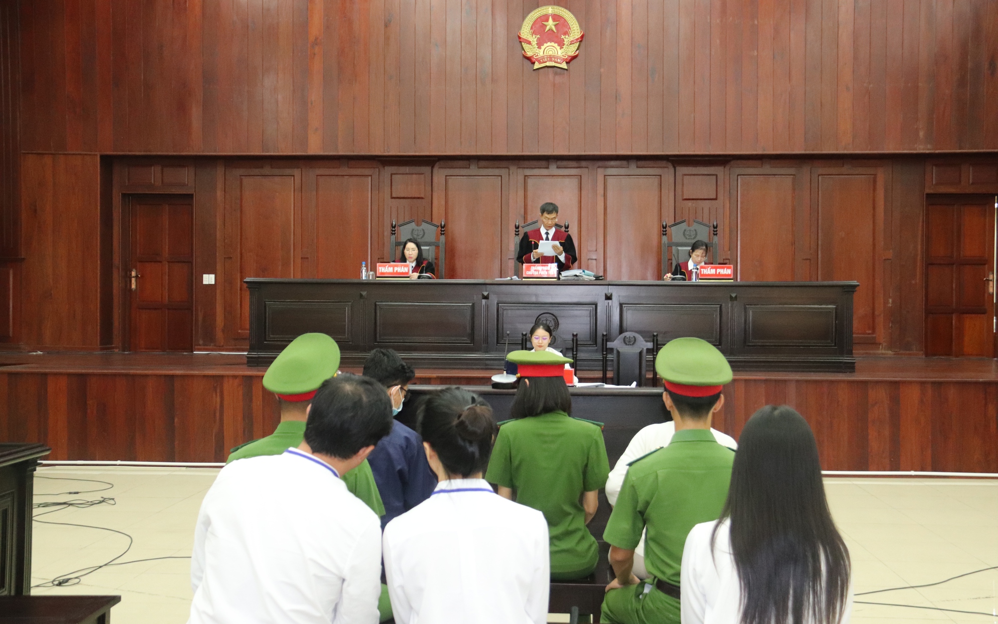 Bà Đinh Thị Lan yêu cầu bà Nguyễn Phương Hằng bồi thường hơn 3 tỉ