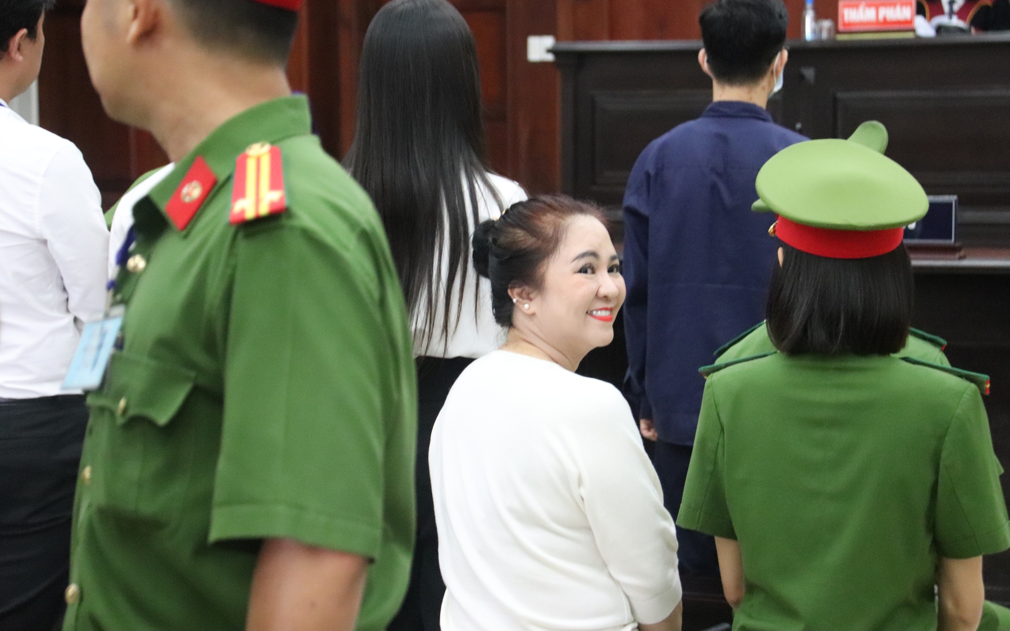 Nguyễn Phương Hằng khóc xin giảm án dù chỉ 1 ngày