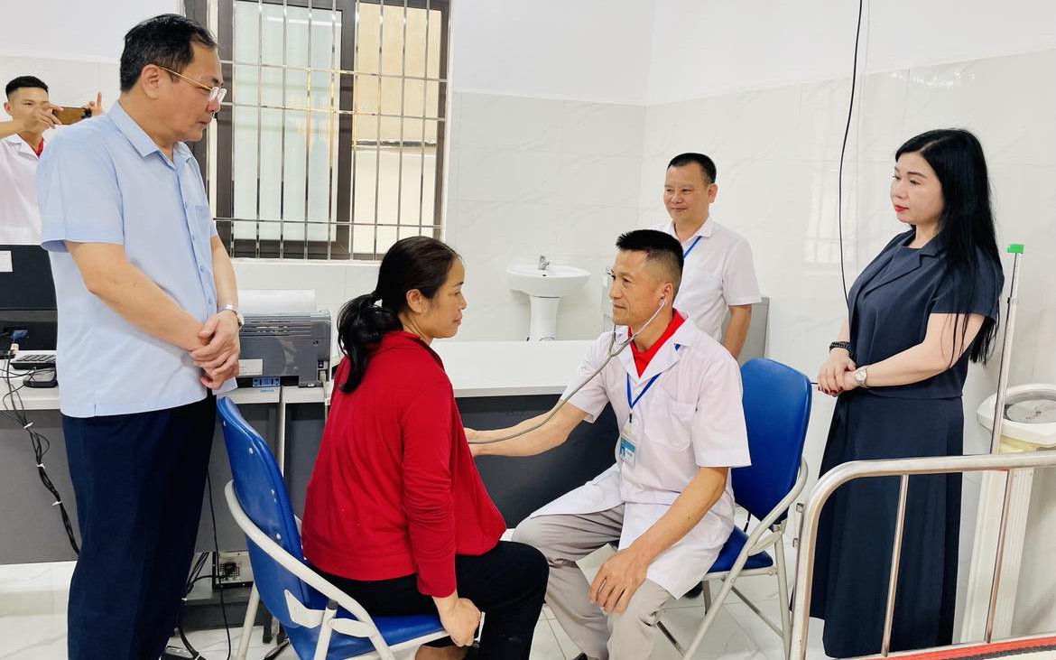 Nghiên cứu bảo đảm tiền lương, phụ cấp, chế độ đãi ngộ cho nhân lực y tế cơ sở tương xứng
- Ảnh 4.