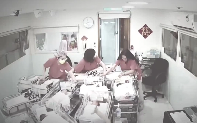 Không bỏ chạy, các nữ hộ sinh giữ chặt nôi, bảo vệ hàng loạt trẻ sơ sinh trong động đất