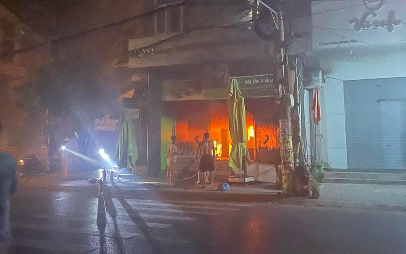 Cháy phòng giao dịch ngân hàng Vietcombank trong đêm