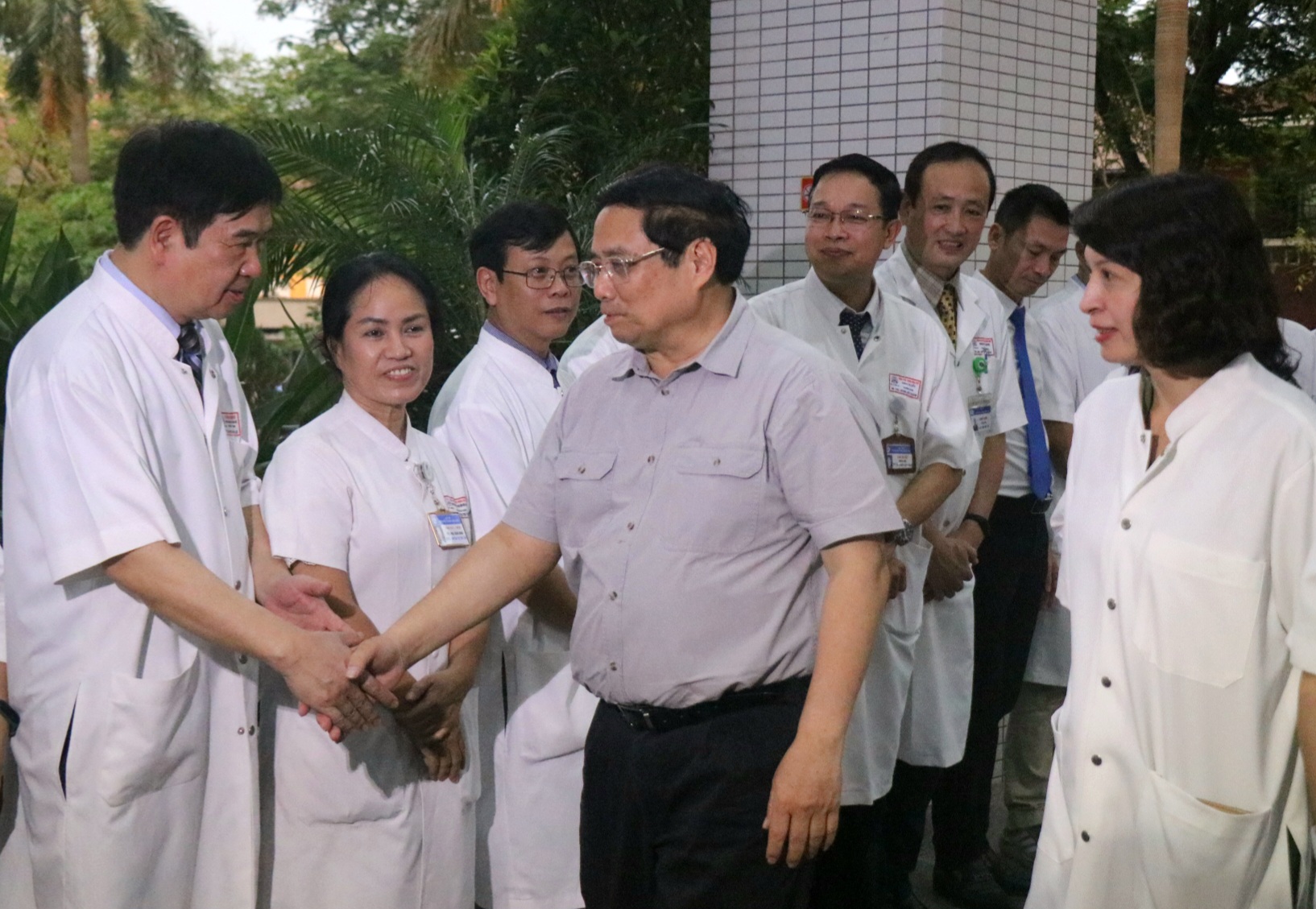 Thủ tướng thăm bệnh viện hạng Đặc biệt ở miền Trung: "Làm tốt rồi tốt hơn nữa, quyết tâm rồi quyết tâm cao hơn..."- Ảnh 1.