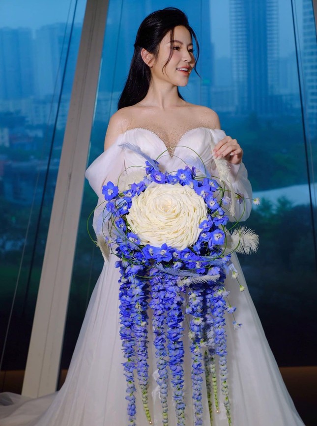 Sau bó hoa cưới 'độc nhất vô nhị', 3 bộ váy cưới của Chu Thanh Huyền cũng lộ chi tiết đặc biệt- Ảnh 1.