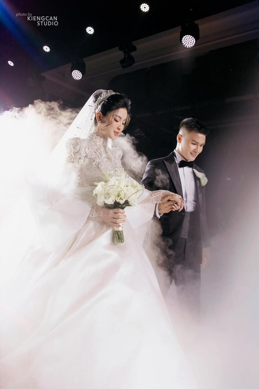 Sau bó hoa cưới 'độc nhất vô nhị', 3 bộ váy cưới của Chu Thanh Huyền cũng lộ chi tiết đặc biệt- Ảnh 8.