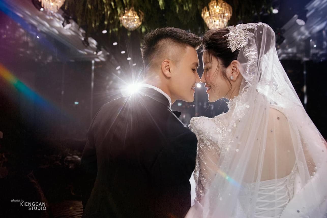Sau bó hoa cưới 'độc nhất vô nhị', 3 bộ váy cưới của Chu Thanh Huyền cũng lộ chi tiết đặc biệt- Ảnh 10.
