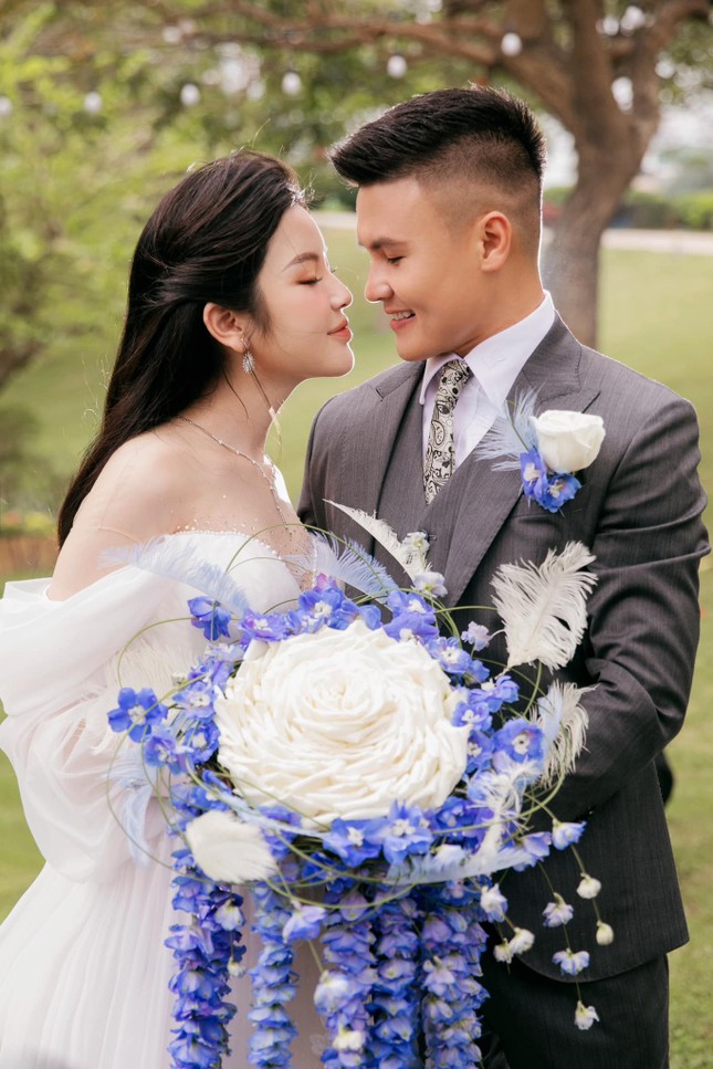 Sau bó hoa cưới 'độc nhất vô nhị', 3 bộ váy cưới của Chu Thanh Huyền cũng lộ chi tiết đặc biệt- Ảnh 4.