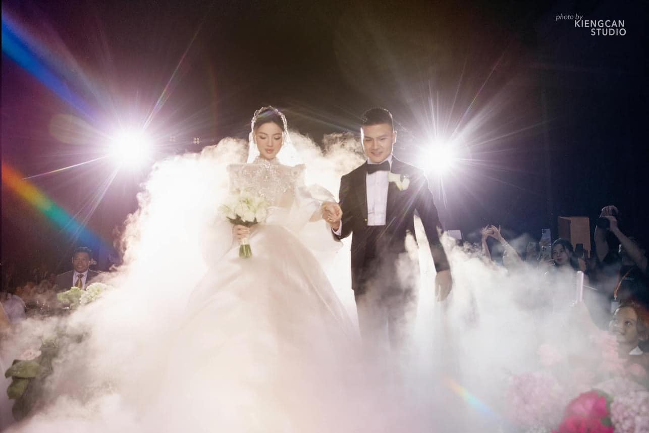 Sau bó hoa cưới 'độc nhất vô nhị', 3 bộ váy cưới của Chu Thanh Huyền cũng lộ chi tiết đặc biệt- Ảnh 9.