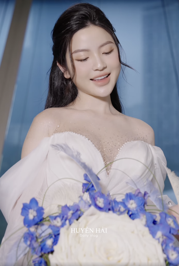 Sau bó hoa cưới 'độc nhất vô nhị', 3 bộ váy cưới của Chu Thanh Huyền cũng lộ chi tiết đặc biệt- Ảnh 2.