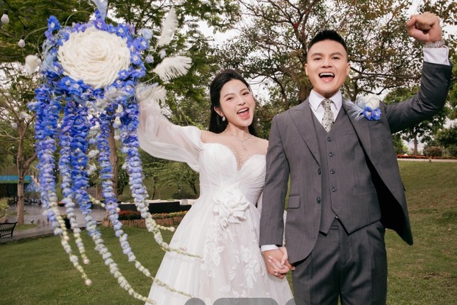 Sau bó hoa cưới 'độc nhất vô nhị', 3 bộ váy cưới của Chu Thanh Huyền cũng lộ chi tiết đặc biệt- Ảnh 5.