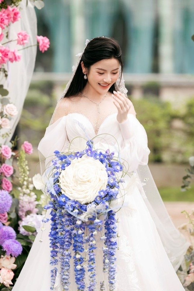 Sau bó hoa cưới 'độc nhất vô nhị', 3 bộ váy cưới của Chu Thanh Huyền cũng lộ chi tiết đặc biệt- Ảnh 3.