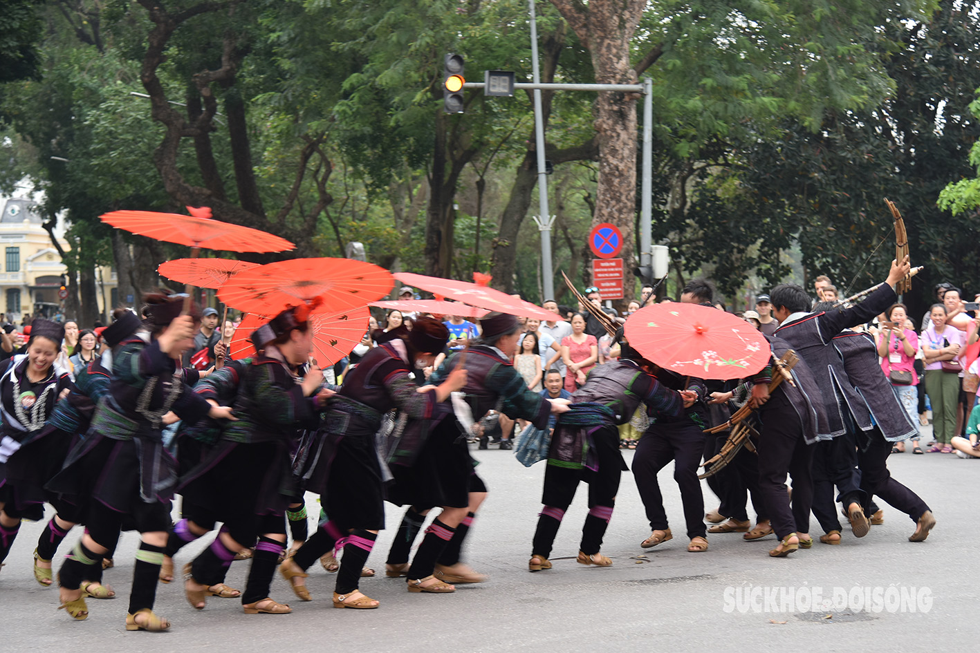 Du khách Thủ đô ấn tượng với màn biểu diễn của đồng bào dân tộc giữa phố cổ Hà Nội- Ảnh 5.