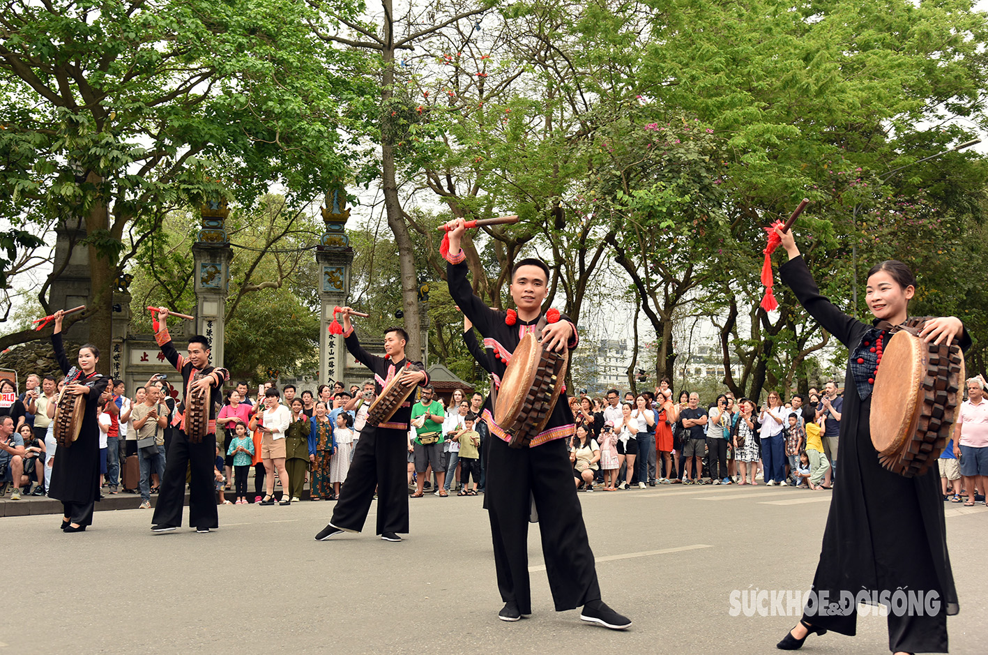 Du khách Thủ đô ấn tượng với màn biểu diễn của đồng bào dân tộc giữa phố cổ Hà Nội- Ảnh 7.