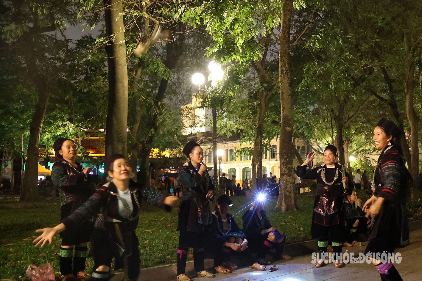 Du khách Thủ đô ấn tượng với màn biểu diễn của đồng bào dân tộc giữa phố cổ Hà Nội- Ảnh 9.