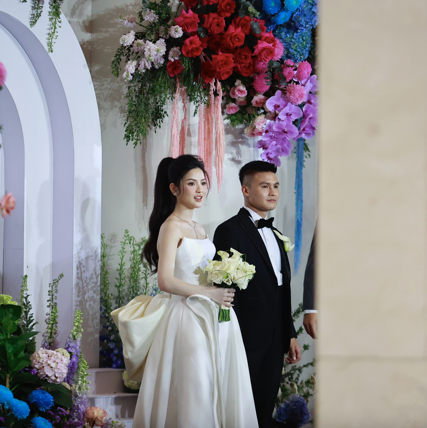 Sau bó hoa cưới 'độc nhất vô nhị', 3 bộ váy cưới của Chu Thanh Huyền cũng lộ chi tiết đặc biệt- Ảnh 7.