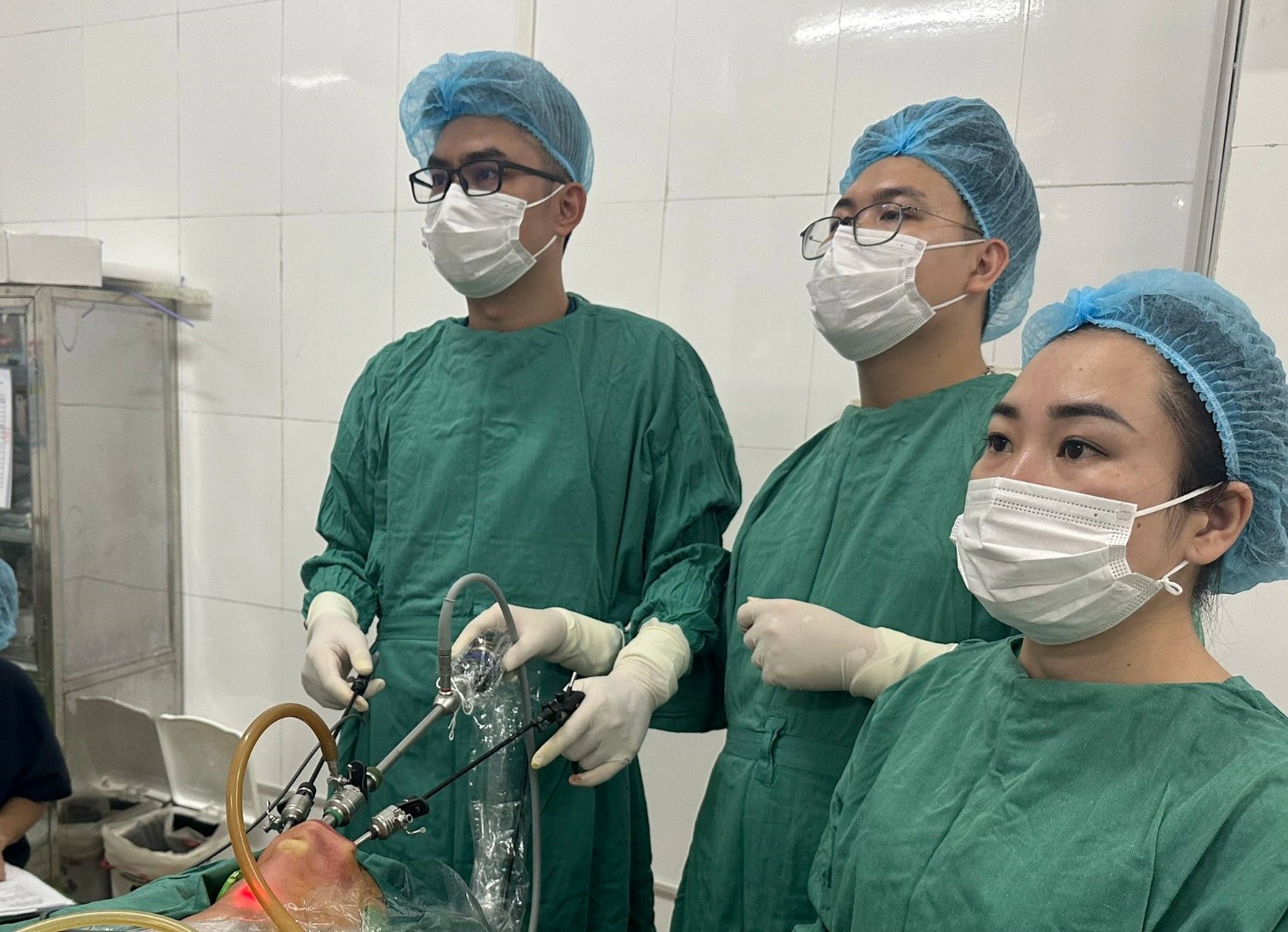 Bệnh viện Nội tiết Nghệ An tiên phong trong phẫu thuật ung thư tuyến giáp qua đường miệng- Ảnh 5.