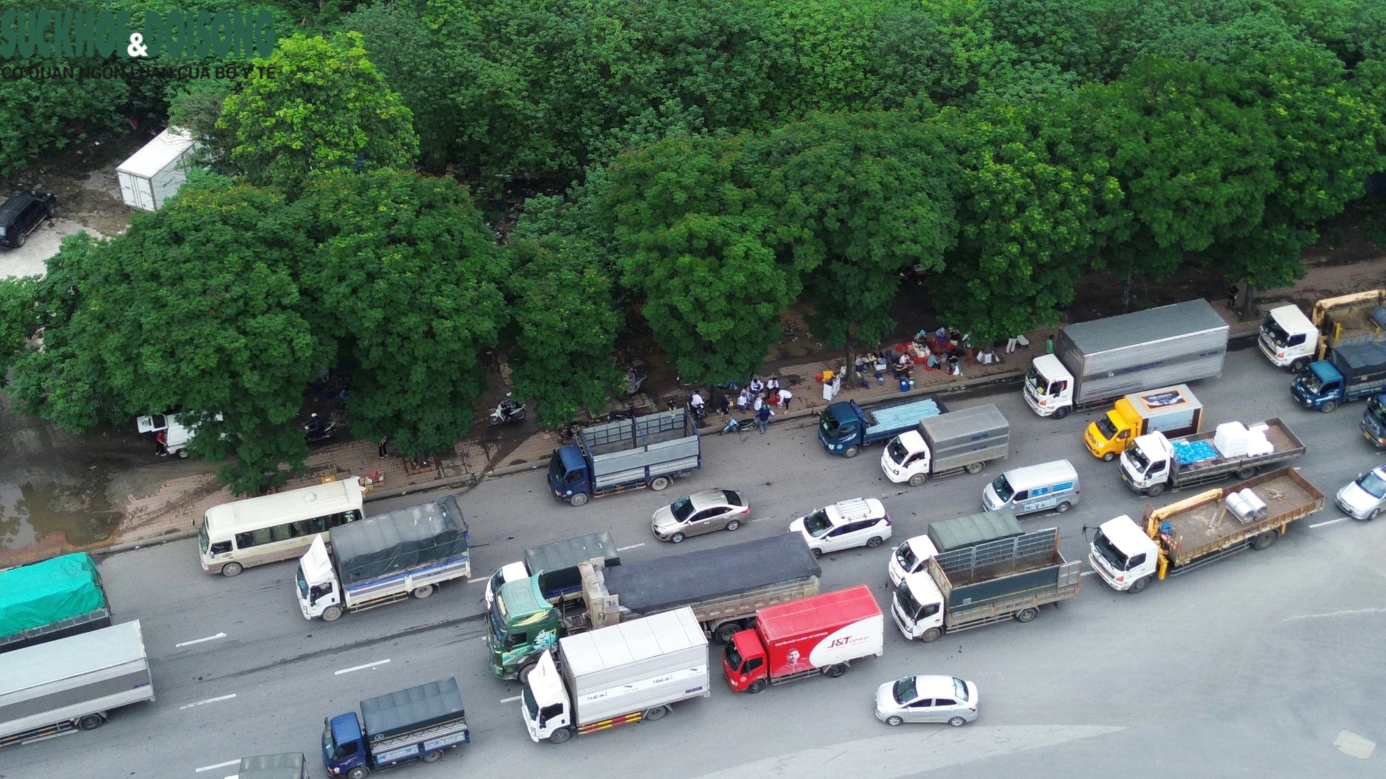 'Bến cóc' công khai trên Đại lộ Thăng Long, nhà xe chuẩn bị cả chỗ ngồi cho khách- Ảnh 3.