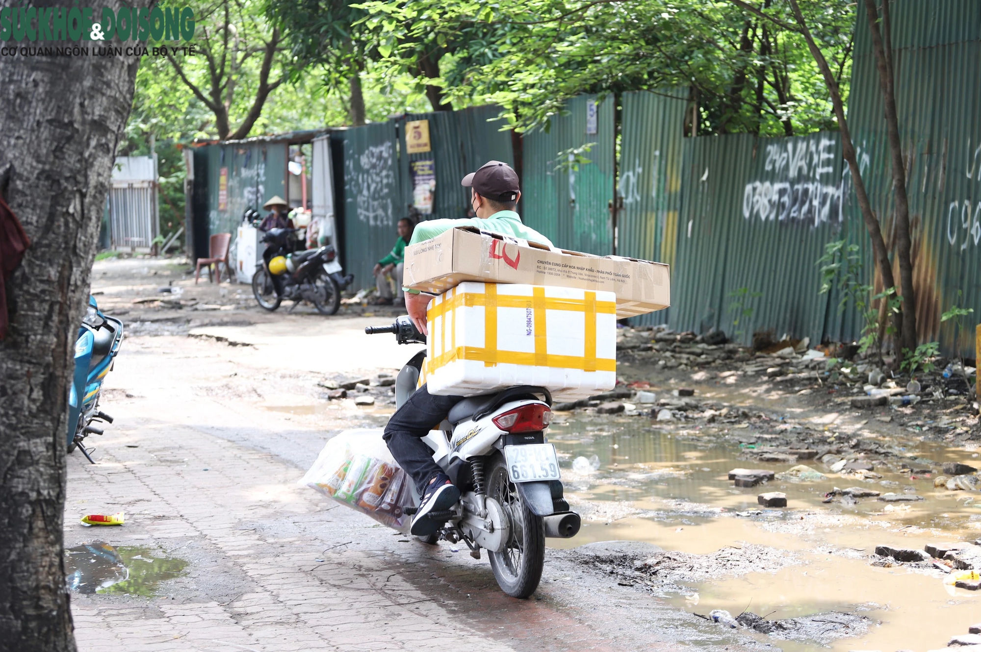 'Bến cóc' công khai trên Đại lộ Thăng Long, nhà xe chuẩn bị cả chỗ ngồi cho khách- Ảnh 18.