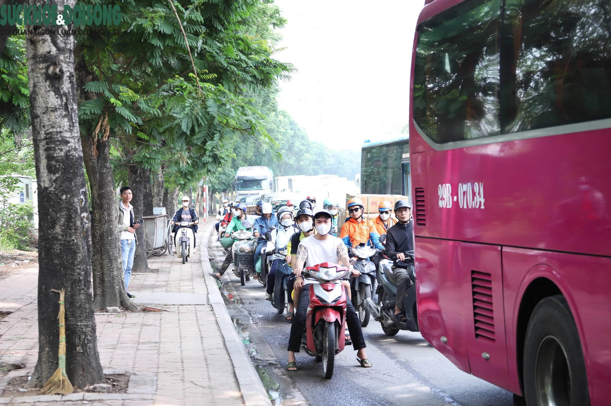 'Bến cóc' công khai trên Đại lộ Thăng Long, nhà xe chuẩn bị cả chỗ ngồi cho khách- Ảnh 19.
