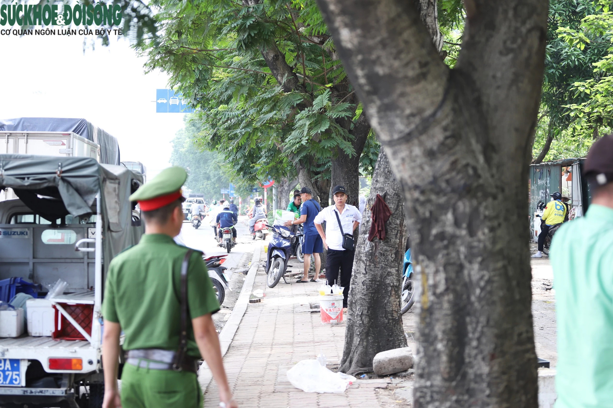 'Bến cóc' công khai trên Đại lộ Thăng Long, nhà xe chuẩn bị cả chỗ ngồi cho khách- Ảnh 4.