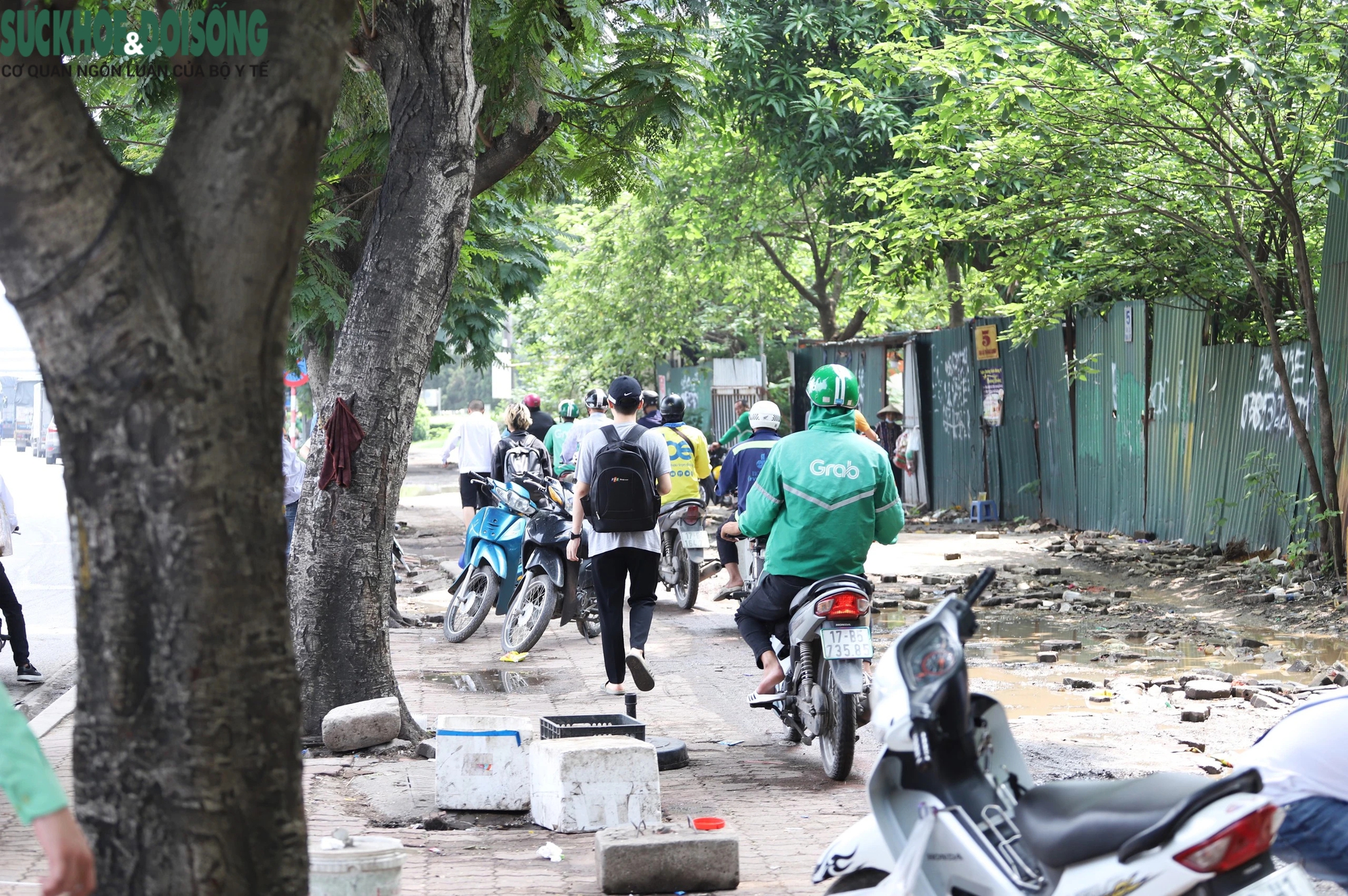 'Bến cóc' công khai trên Đại lộ Thăng Long, nhà xe chuẩn bị cả chỗ ngồi cho khách- Ảnh 6.