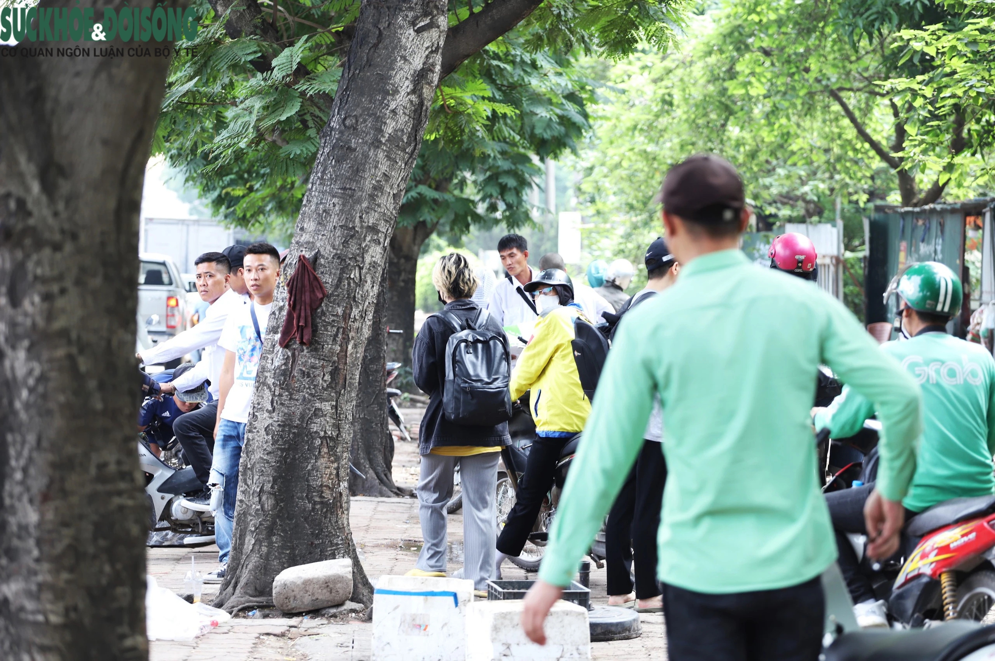 'Bến cóc' công khai trên Đại lộ Thăng Long, nhà xe chuẩn bị cả chỗ ngồi cho khách- Ảnh 5.